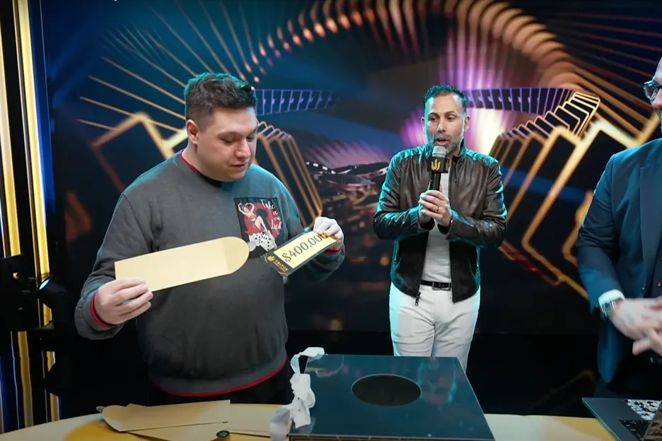 Alex Theologis was the first player out at the final table, but went on to pull the $400,000 top bounty during the Event #3: $40,000 Mystery Bounty NLH drawing. 