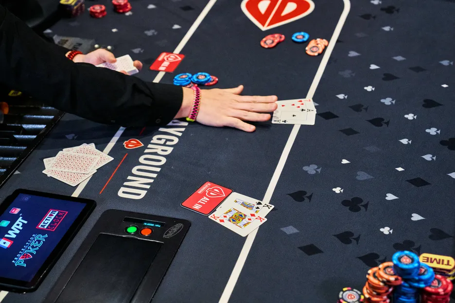 Correa's kings needed to beat ace-seven. 