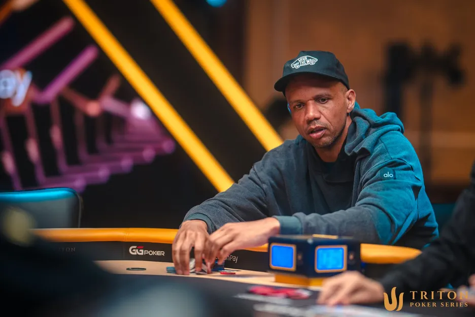 Phil Ivey busted early on Day 1 and didn't exercise his one-hour re-entry option. 