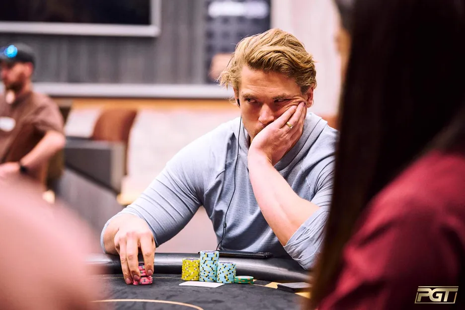 Alex Foxen fired two bullets on Day 1. 