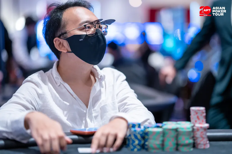 Shoumin Zhang caught the biggest bluff of Day 4.
