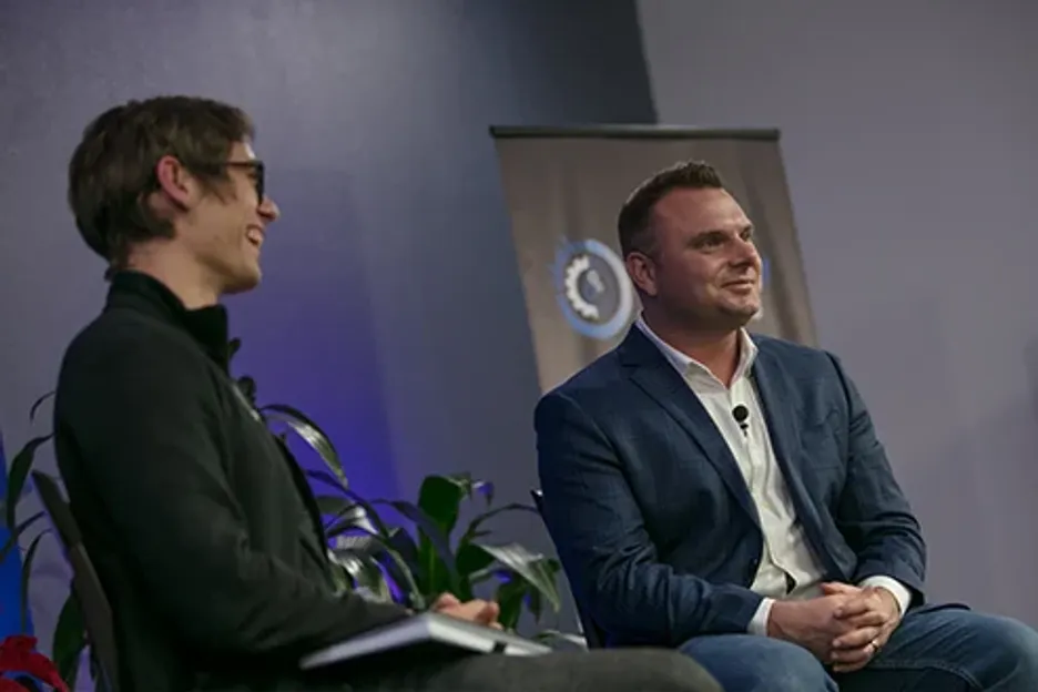 Elliot Roe uses hypnotherapy to dig in on the reasons you might fold too much. 