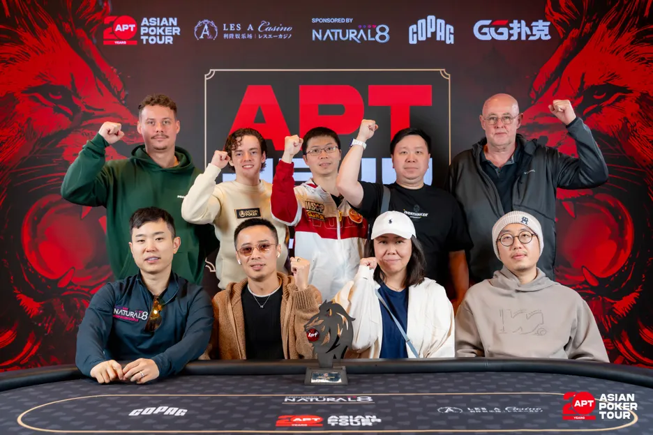 The final table. Back (L-R): Fabian Gumz, Johan Pedersen, Renji Mao, Rudy Edenata, Rob Hollink. Front: Nevan Chang, Nang Quang Nguyen, Yoko Sasaki, Chih Wei Fan.