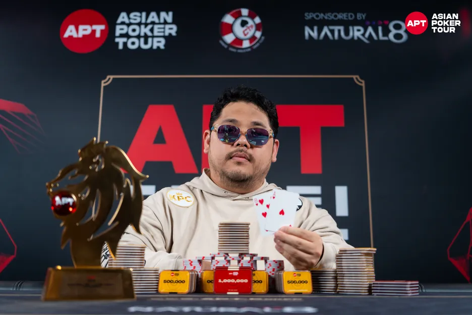 Chang Hwan Lee and his winning hand.