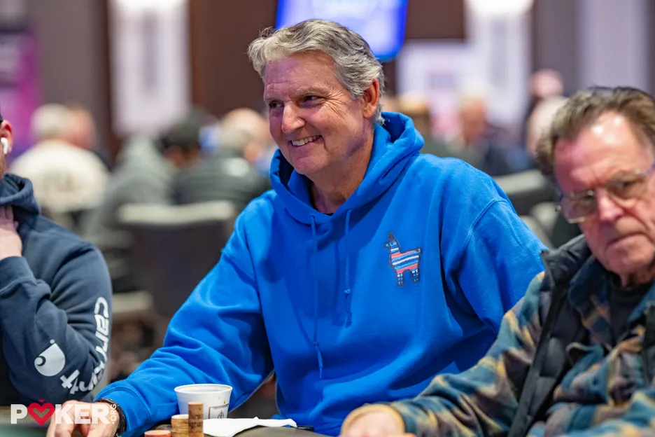 Who commentates when Lon McEachern is at the tables?