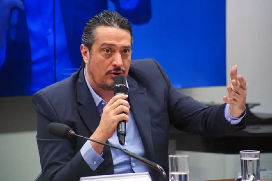 Igor Trafane addressing the Brazilian Congress in defense of poker.