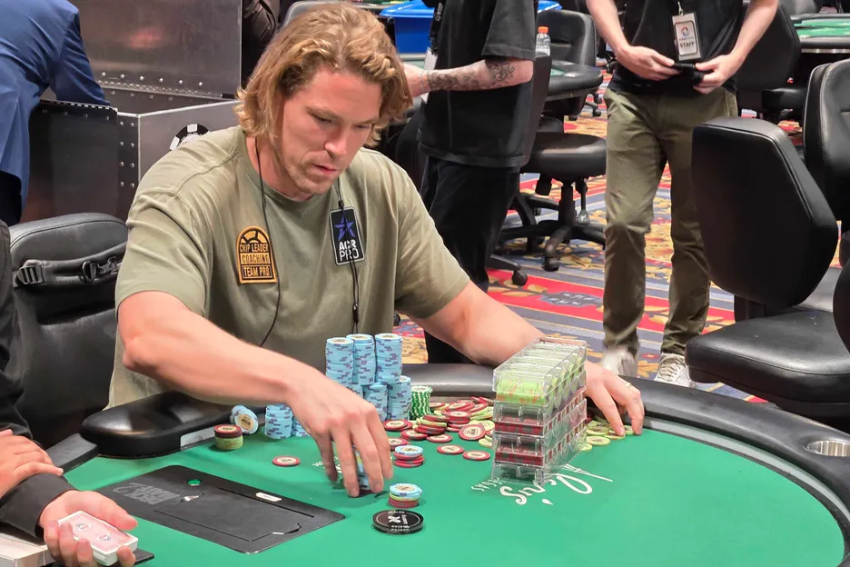 Foxen needed time to organize giant piles of chips at several different points.