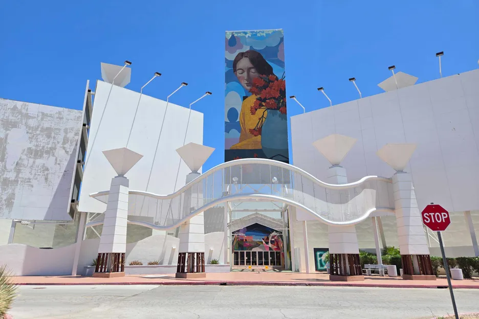 The Las Vegas Outlet Mall (in Primm) is a shell of itself. 