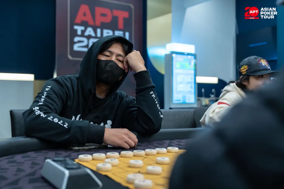 Some Chinese chess players also like a hoodie.