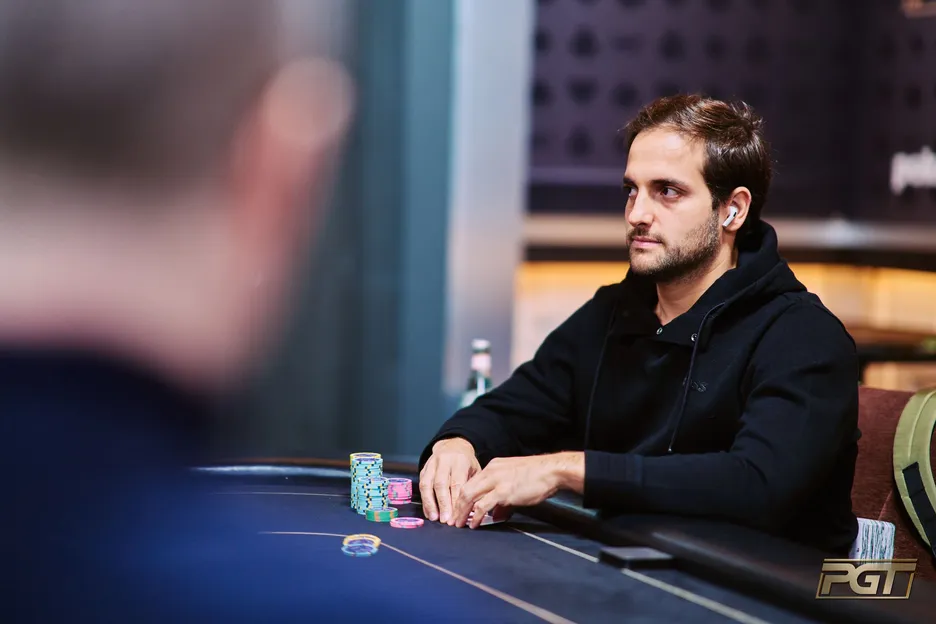 Ausmus tangles with Joao Simao at the start of the 2025 Super High Roller Bowl.