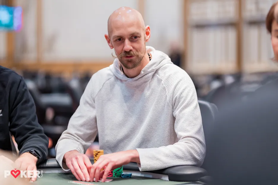 Stephen Chidwick doing dastardly things en route to a deep run