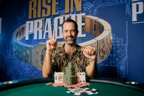 Poker játékos a mobilalkalmazásban egy versenyen