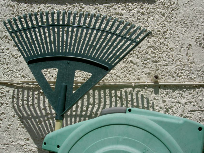 What does rake mean in poker?