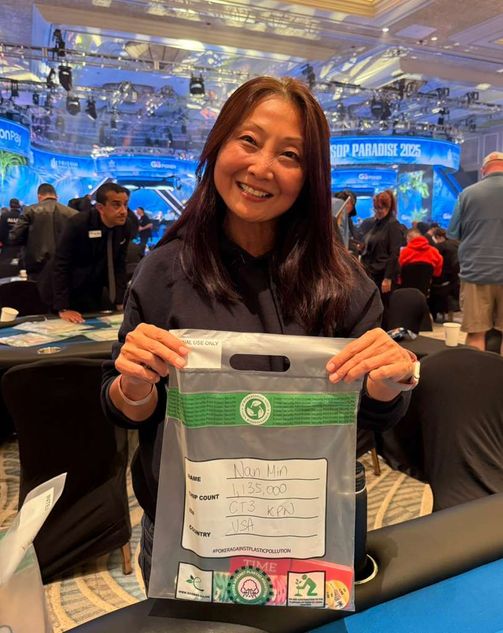 Min asked Aleks Ponakovs to take a photo with her Day 1 bag